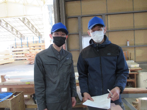 新入社員と指導担当のツーショット